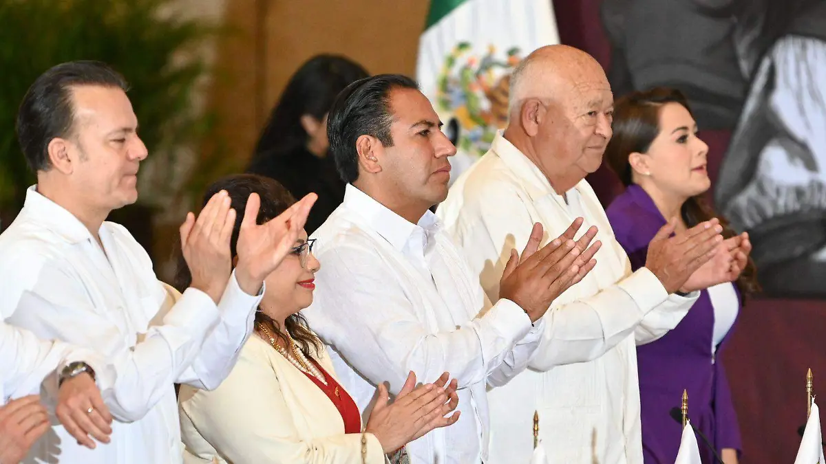 Eduardo Ramírez aplaudiendo